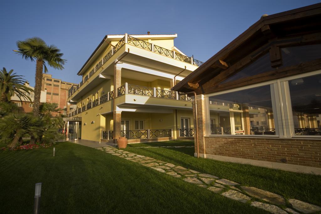 טרקיניה Hotel Villa Tirreno מראה חיצוני תמונה